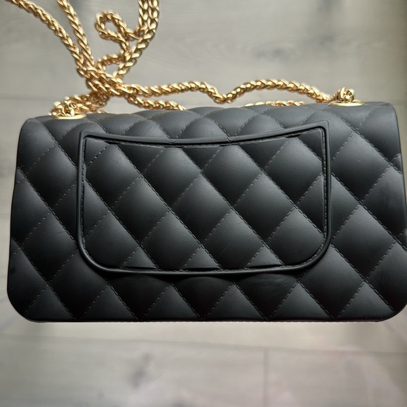 Quilted Matte Black Jelly Purse with adjustable Gold Chain Strap
BRAND NEW! - Picture 6 of 12